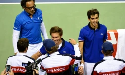 Les joueurs de l'équipe de France de Coupe Davis se congratulent après leur victoire face au Japon au 1er tour de la Coupe Davis, le 4 février 2017 à Tokyo