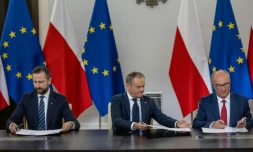 Les dirigeants (de gauche à droite) Wladyslaw Kosiniak Kamysz du parti de la Troisième voie, Donald Tusk de la Coalition civique et Wlodzimierz Czarzasty du parti de gauche signent l'accord de coalition au parlement polonais à Varsovie le 10 novembre 2023