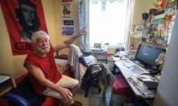 Photo prise lors d'une visite de la députée La France Insoumise (LFI) Andrée Taurinya montrant le militant libanais pro-palestinien Georges Ibrahim Abdallah dans sa cellule de prison à Lannemezan, après que la  cour d'appel de Paris a ordonné sa libération, le 17 juillet 2025 dans les Hautes-Pyrénées 