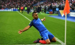 Le milieu offensif français Dimitri Payet exulte après un but contre la Suède à l'Euro, le 11 novembre 2016 au Stade de France