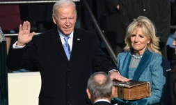 Joe Biden prĂȘte serment sur sa bible, Ă Washington, le 20 janvier 2021
