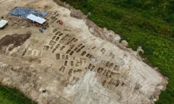 Vue aĂ©rienne d'un chantier de fouilles dans le cadre du futur canal Seine-Nord Europe, oĂč des tombes mĂ©rovingiennes ont Ă©tĂ© dĂ©couvertes, le 2 juin 2026 Ă Etricourt-Manancourt, dans la Somme