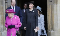 Kate (2e D), la duchesse de Cambridge et épouse du prince William (G), quitte la chapelle royale Saint-Georges du chùteau de Windsor le 1er avril 2018 en compagnie de la reine Elizabeth