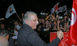Le candidat à la présidentielle tunisienne Nabil Karoui est accueilli par ses partisans après sa libération de prison, près de Tunis, le 9 octobre 2019