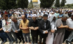 Des Palestiniens prient sur l'esplanade des Mosquées à Jérusalem-Est au dernier vendredi du mois sacré du ramadan, le 31 mai 2019 