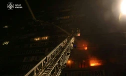 Un immeuble en feu après une frappe russe à Kiev, le 10 octobre 2025 a matin.
