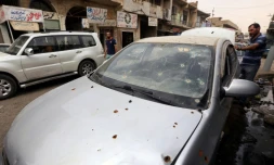 Une voiture criblée d'impacts de balles, dans une rue de Mossoul-Est, le 6 septembre 2017 en Irak