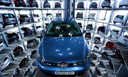 La nouvelle e-Golf exposée le 28 avril 2016 à l'usine Volkswagen de Wolfsburg en Allemagne 