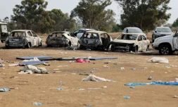 Des voitures incendiées sur le site du festival de musique Tribe of Nova, prÚs du kibboutz Reim dans le désert du Néguev, dans le sud d'Israël, le 10 octobre 2023