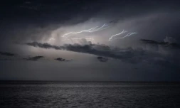 Des éclairs au-dessus du lac de Maracaibo, dans le nord-ouest du Venezuela, le 11 septembre 2021