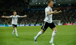 Toni Kroos exulte après avoir offert la victoire à l'Allemagne face à la Suède dans le groupe F du Mondial à Sotchi, le 23 juin 2018