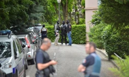 La police quitte la résidénce "les Ifs" le 27 mai 2019 à Oullins près de Lyon où un suspect de l'attentat commis la semaine dernière a été arrêté
