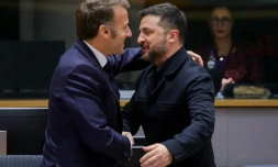Le président ukrainien Volodymyr Zelensky (d) est accueilli par le président français Emmanuel Macron lors d'une réunion du Conseil européen qui rassemble les 27 dirigeants de l'UE, à Bruxelles, le 23 octobre 2025