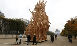 Une scupture de l'artiste japonais Kengo Kuma aux Tuileries pour "La FIAC hors les murs" à Paris le 20 octobre 2015