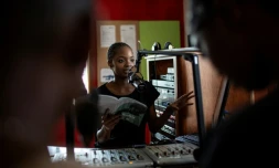 Mpho Molutsi, l'une des animatrices de l'émission "PLus grand que la vie", sur une radio communautaire du township d'Alexandra, le 16 mars 2019 à Johannesburg, en Afrique du Sud