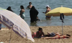 Des femmes en tchador sur une plage de Narbonne le 4 juin 2015