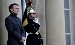 Le président Emmanuel Macron sur le perron de l'Elysée, le 9 décembre 2024 à Paris