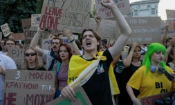 Des manifestants crient des slogans et brandissent des pancartes lors d'une manifestation contre une loi qui supprime l'indépendance des agences de lutte contre la corruption NABU et SAPO, à Kiev, le 24 juillet 2025