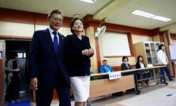 Moon Jae-In Moon Jae-In, le candidat du Parti démocratique de centre-gauche, et son épouse dans un bureau de vote, à Séoul le 9 mai 2017