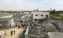 Des Palestinians fouillent parmi les décombres aprÚs une frappe israélienne qui a décimé une famille de 36 personnes dans le centre de la bande de Gaza, le 16 mars 2024