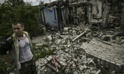 Ivan Sosnin, 19 ans, devant sa maison détruite à Lyssytchansk, dans l'est de l'Ukraine, le 7 juin 2022