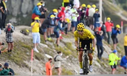 Le maillot jaune slovène Primoz Roglic franchit le col de la Loze au terme de la 17e étape, le 16 septembre 2020