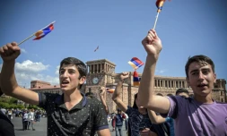 Manifestants agitant des drapeaux arméniens le 2 mai 2018 à Erevan