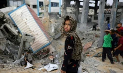 Une jeune fille palestinienne au milieu des décombres à Jabalia, dans le nord de la bande de Gaza, le 10 mai 2025
