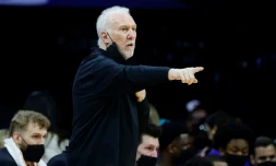 Gregg Popovich, l'entraĂźneur des San Antonio Spurs, lors d'un match de NBA contre les Philadelphia 76ers, Ă Philadelphie, le 7 janvier 2022