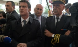 Le Premier ministre Manuel Valls (G) et le préfet de Seine-et-Marne Jean-Luc Marx, le 2 juin 2016 à Nemours