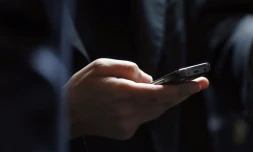 "Caro", "Get 27", "rhum"... Un nom de code et la drogue arrive: les livraisons à domicile, souvent commandées via des centres d'appel, connaissent un succÚs croissant chez les consommateurs, conquis par la sécurité et la discrétion de ce "service" sur-mesure.