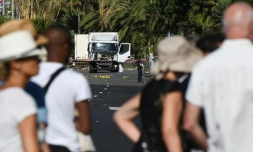 Des vacanciers  sur la Promenade des Anglais le 15 juillet 2016 à Nice au lendemain de l'attaque terroriste qui a fait 84 morts