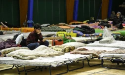 Des habitants de Montereale évacués après des puissants séismes dans une tente à Montereale, dans un centre de l'Italie, le 18 janvier 2017