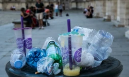 Avec le projet de loi "pour une économie circulaire" présenté mercredi en conseil des ministres, le gouvernement décrÚte la guerre au plastique et mise sur le recyclage et les consignes pour remporter la bataille contre le gaspillage