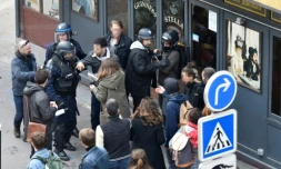 Alexandre Benalla, ancien collaborateur d'Emmanuel Macron, (capuche grise) lors d'une manifestation, le 1er mai 2018 Ă Paris