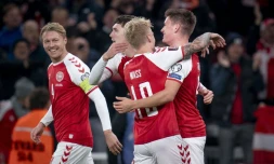 Le défenseur danois Joakim Maehle célèbre son but avec son coéquipier Daniel Wass contre l'Autriche en qualifications à la Coupe du monde 2022 le 12 octobre 2021 au stade Parken de Copenhague