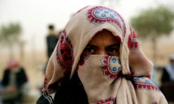 Une jeune syrienne qui a fui Raqa s'est réfugiée dans un camp pour personnes déplacées dans le village de Aïn Issa, le 10 novembre 2016