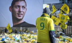 Des supporters du FC Nantes rendent hommage à l'Argentin disparu en mer Emiliano Sala dont un poster géant a été déployé à l'extérieur du stade de la Beaujoire, le 10 février 2019 à Nantes  