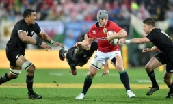 Le Gallois Jonathan Davies tente une percée dans la défense All Black lors de la tournée des Lions britanniques en Nouvelle-Zélande, le 1er juillet 2017 à Wellington