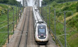 Un TGV sur la ligne Paris-Bordeaux au niveau de Chartres, dans le nord de la France, le 26 juillet 2024