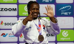 La Française Clarisse Agbegnenou avec sa médaille d'or pour son sixième titre de championne du monde de judo le 10 mai 2023 à Doha