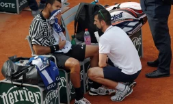 Le Français Jo-Wilfried Tsonga se fait soigner avant d'être contraint à l'abandon, le 28 mai 2016 à Roland-Garros