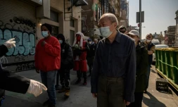 Des personnes font la queue pour une distribution de repas gratuits Ă New York le 16 mars 2022