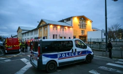 Des véhicules de police et des pompiers, près le l'endroit où un homme a été tué à l'arme blanche samedi 22 février 2025 à Mulhouse
