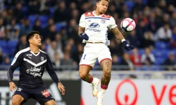 L'attaquant de Lyon Memphis Depay (d) face au Bordelais Pablo, le 3 novembre 2018 à Décines-Charpieu 