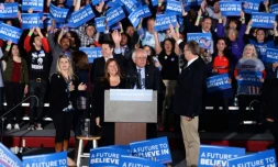 Le candidat à la primaire démocrate Bernie Sanders célÚbre sa victoire à Concord, dans le New Hampshire, le 9 février 2016