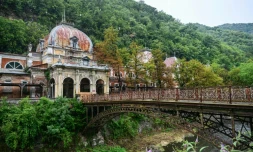 Les bains impériaux de Neptune, laissés  à l'abandon, le 29 juillet 2025 à Baile Herculane, en Roumanie