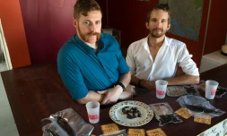 Les ex-légionnaires Gerard "Sully" Smith (G) et Warren Stribling devant leur production de biltong, le 26 septembre 2016 à Marseille