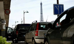 Des conducteurs devant une station-service près de la Tour Eiffel, à Paris le 31 mai 2017