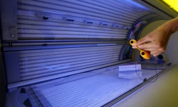 Cabine de bronzage d'un centre Point Soleil, le 22 août 2007 à Paris